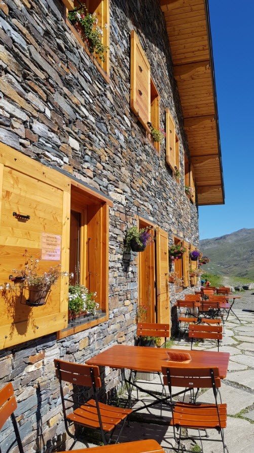 refuge-du-lac-du-lou-ete-refuge-et-terrasse-608