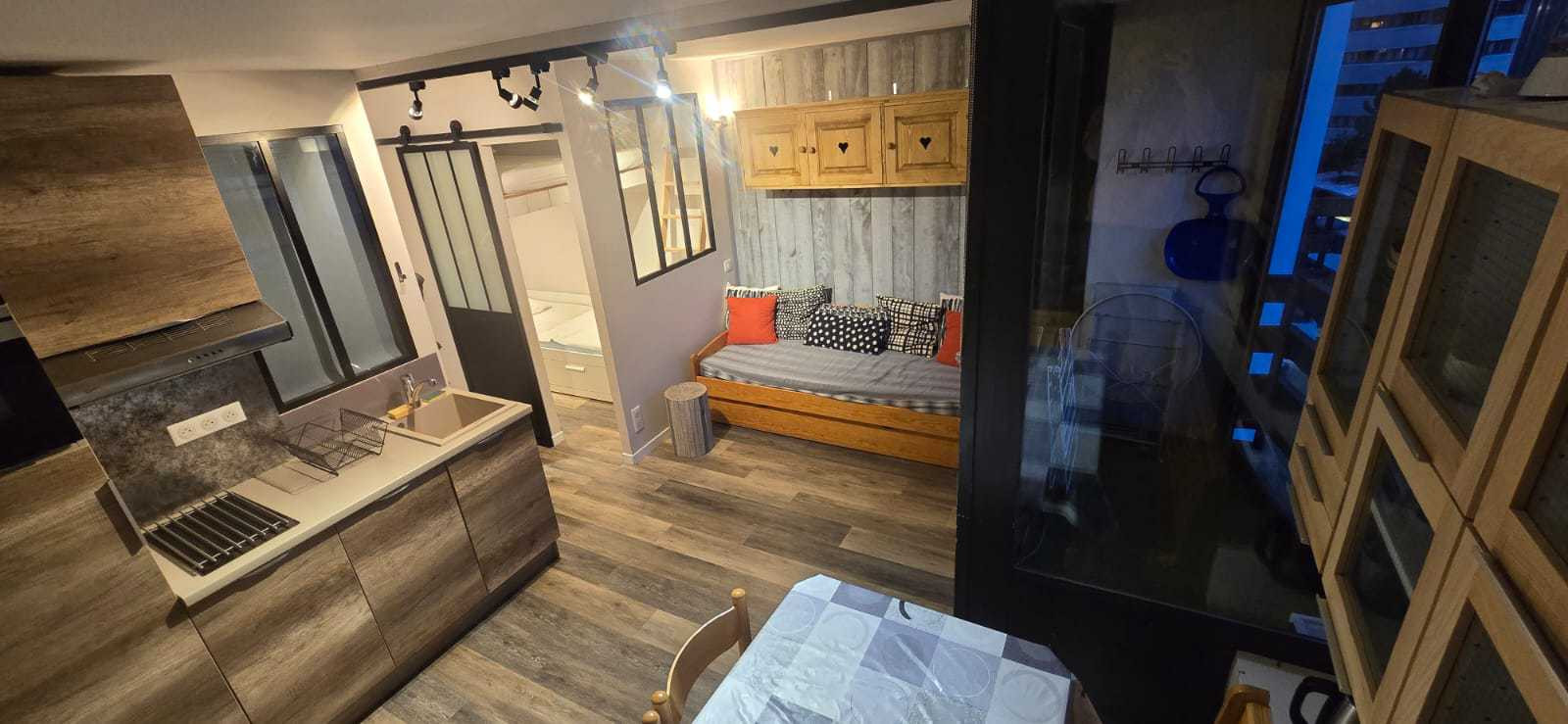 _lv_images__lot_0000000032_02_29268496