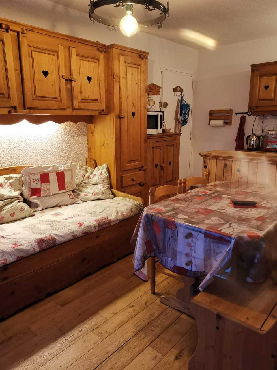 _lv_images__lot_0000000137_02_27785347