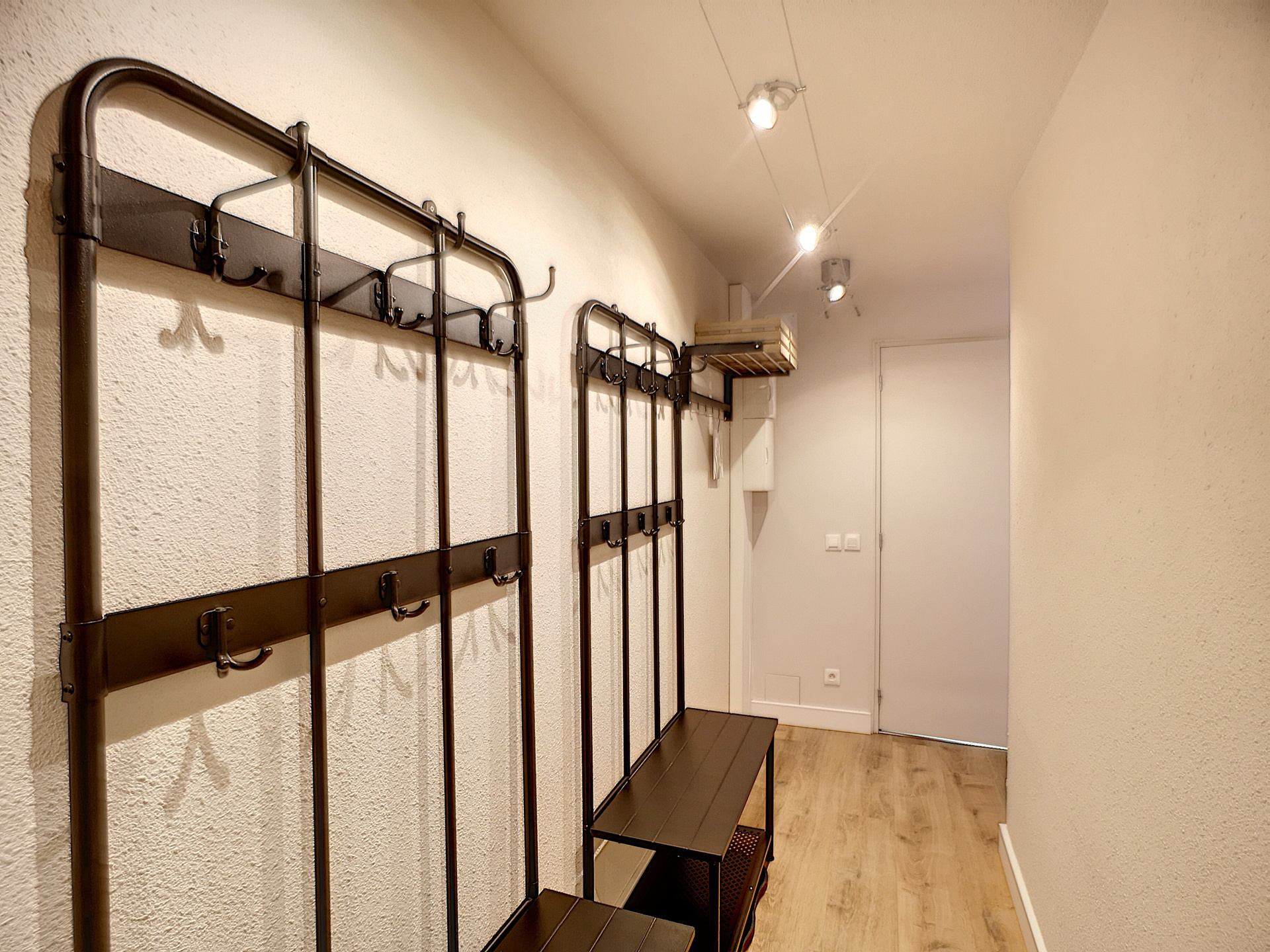 _lv_images__lot_0002012701_13_28705219