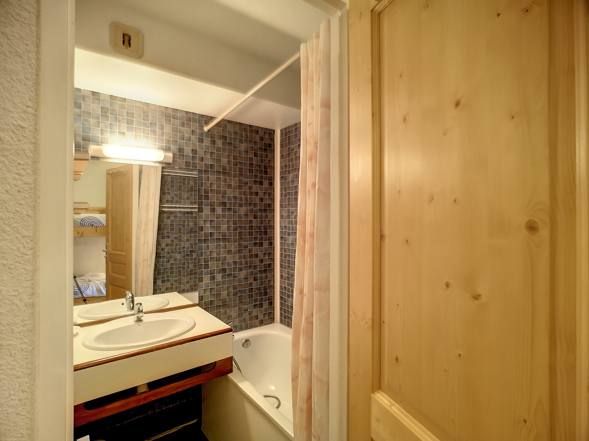 _lv_images__lot_0002030033_06_27332020