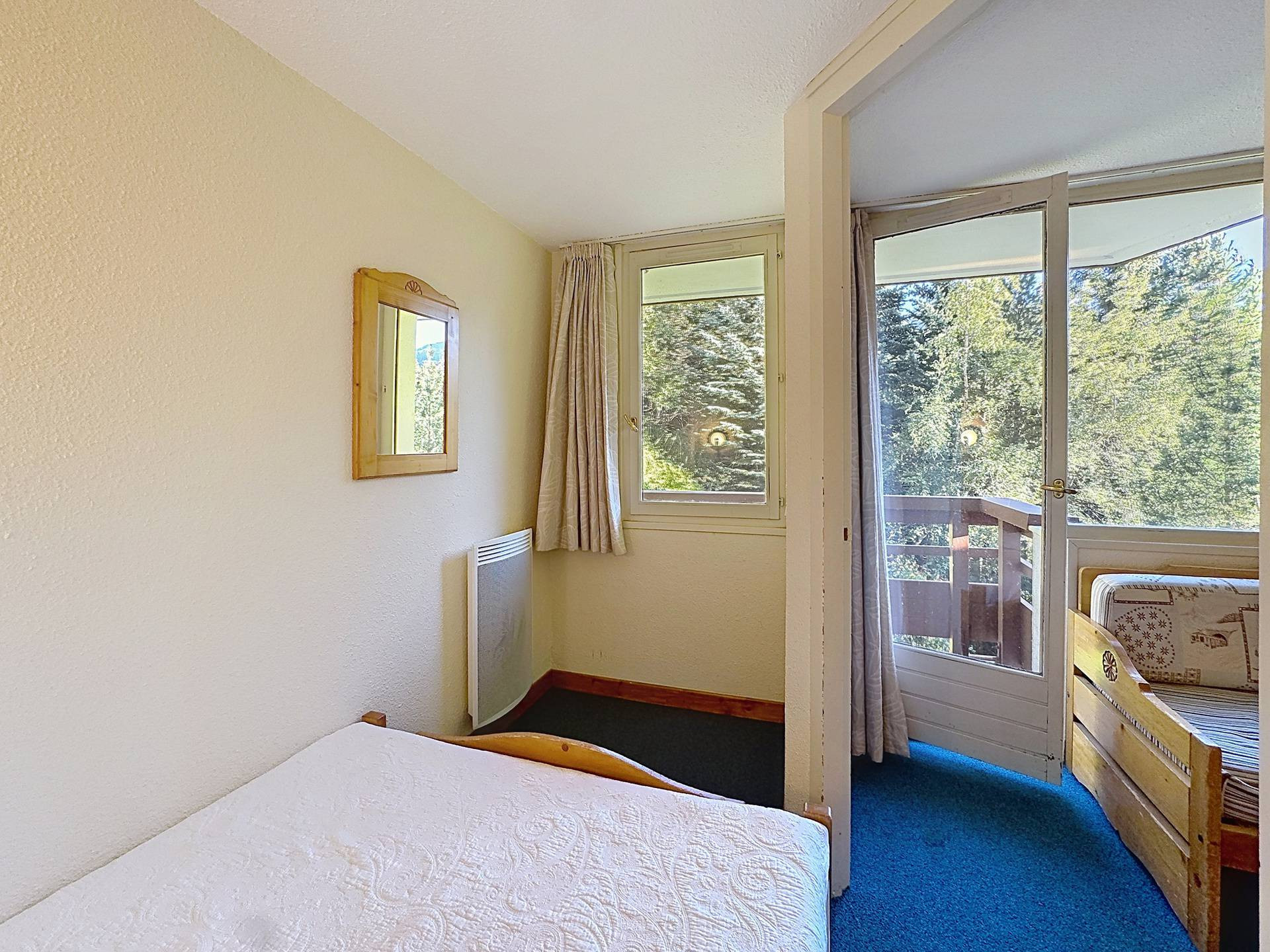 _lv_images__lot_0007010208_08_33486396