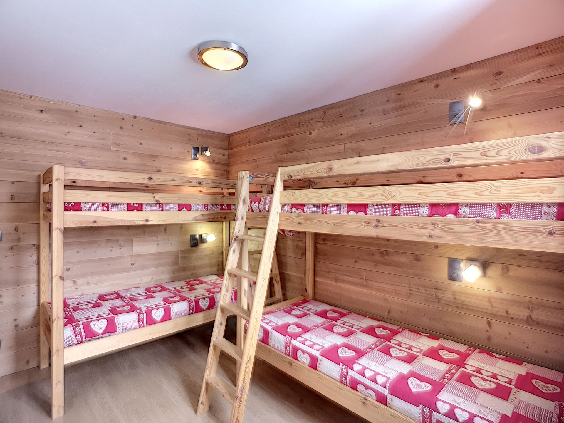 _lv_images__lot_0007040002_11_26810527