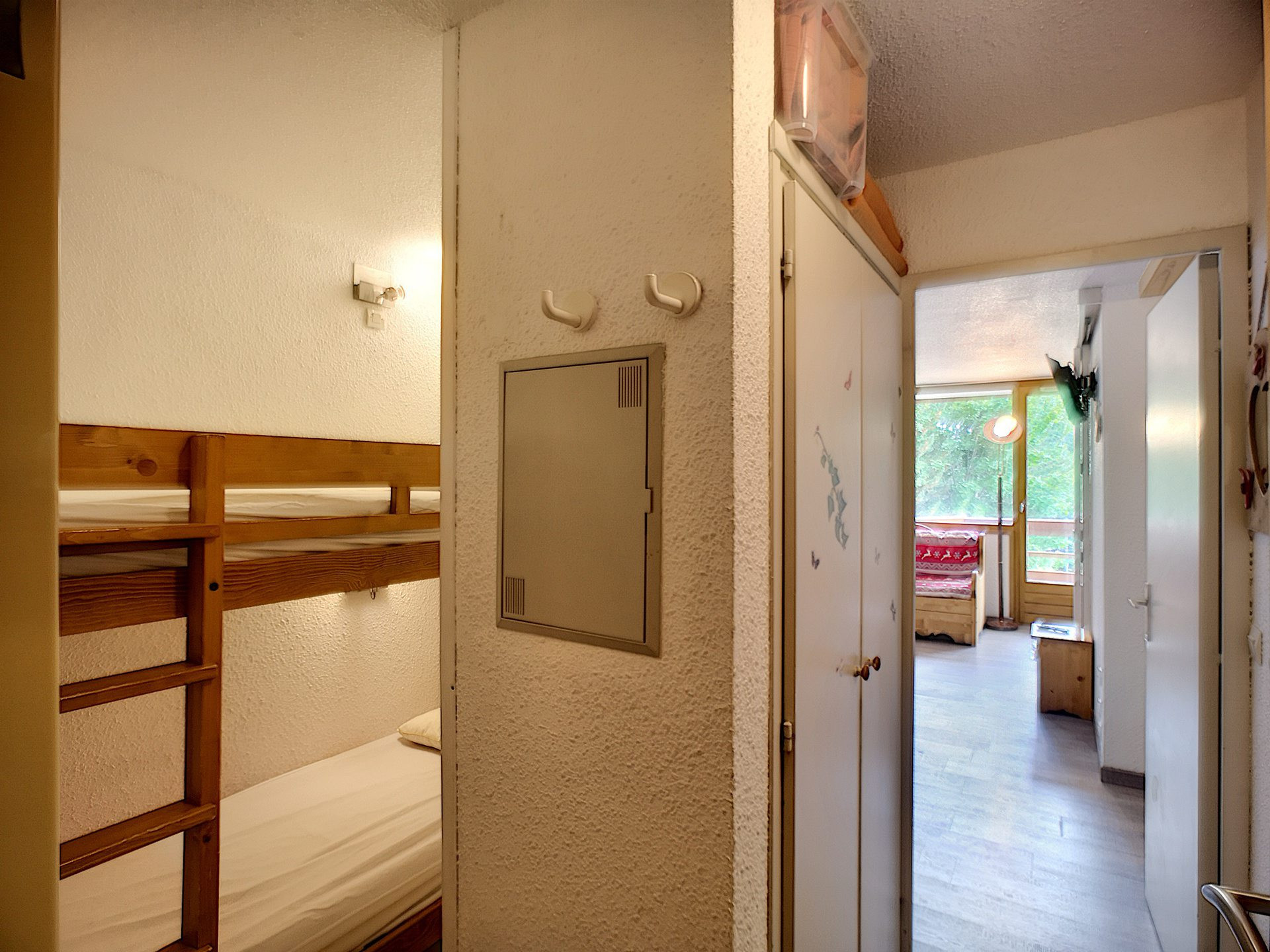 _lv_images__lot_0012030616_09_33001754
