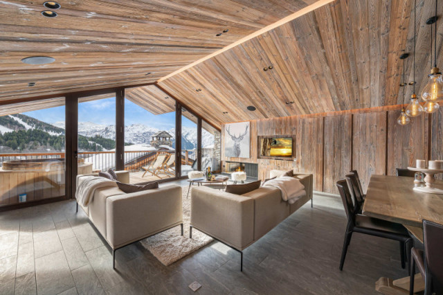 Salon avec vue sur les montagnes enneigées Salon avec vue sur les montagnes enneigées